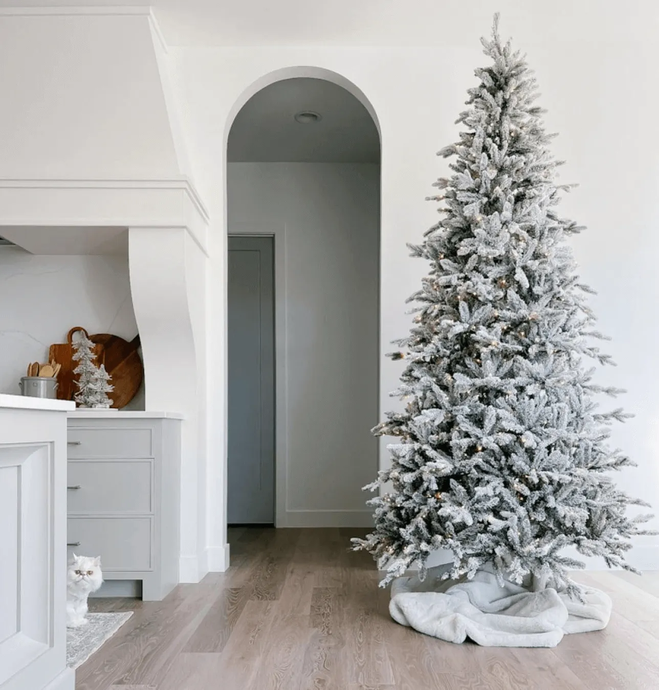 10' Queen Flock® Slim Artificial Christmas Tree 1000 Warm White LED Lights